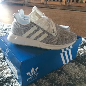 Adidas Swift Run NEW women’s size 7 (Kids size 6)